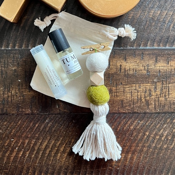 Ari Wellness Gift Set - Picture 2 of 10